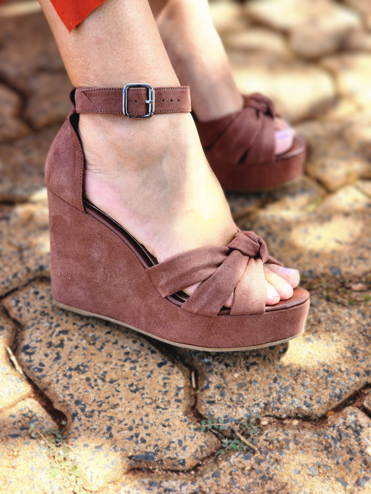 Sandálias Anabela com Tiras em Camurça e Ajuste Fivela