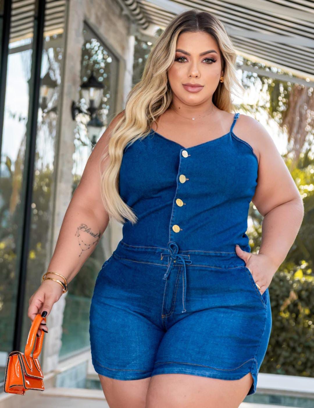 Macaquinho Curto Jeans Plus Size