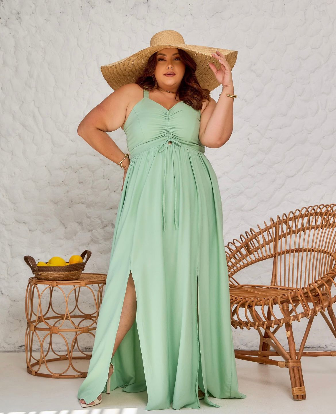 Vestido Longo Liso com Alça e Fenda Plus Size 