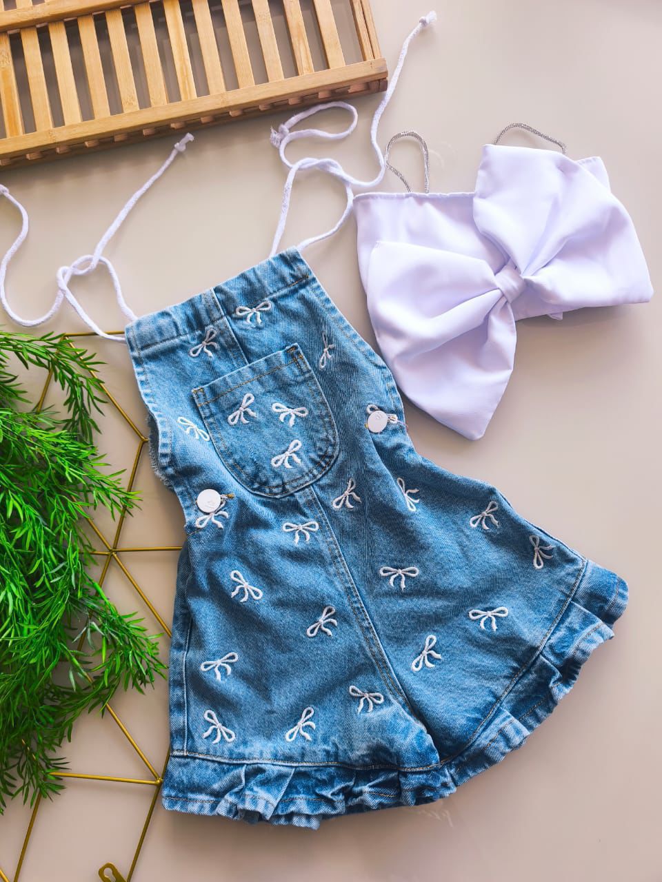 Jardineira Feminina Jeans Infantil com Bordados Laços