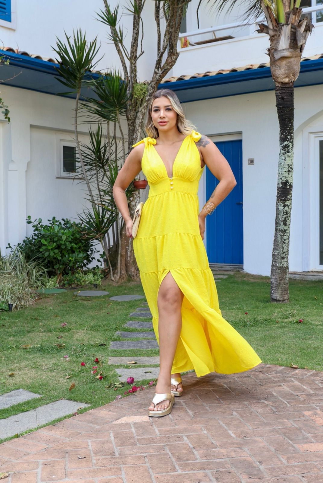 Vestdo Longo Liso com Decote e Fenda 
