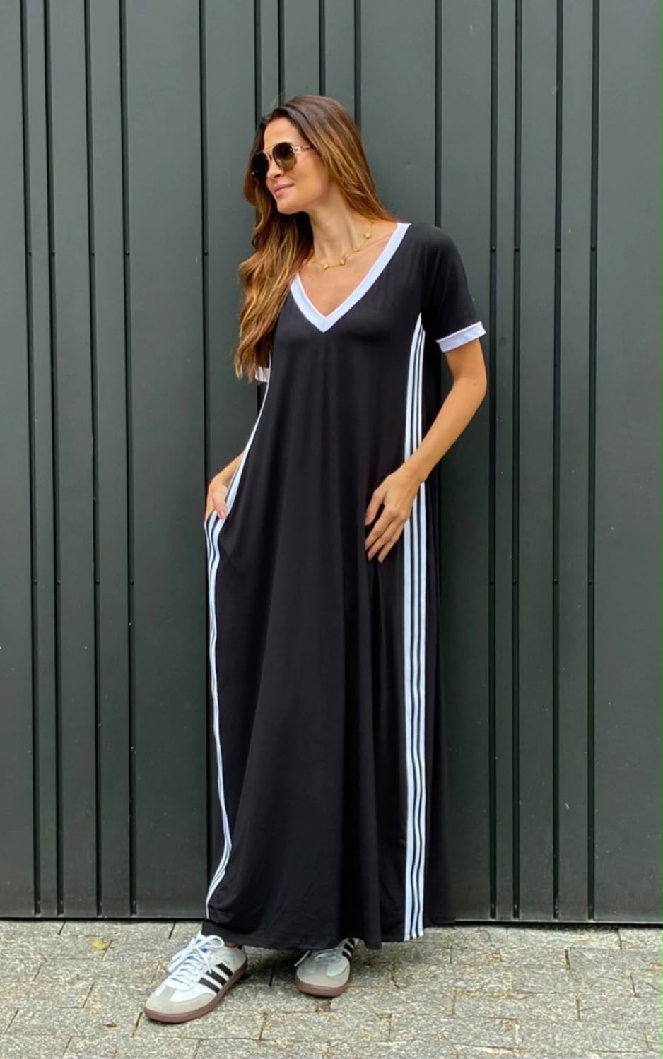 Vestido Longo com Manga Curta e listras nas Laterais